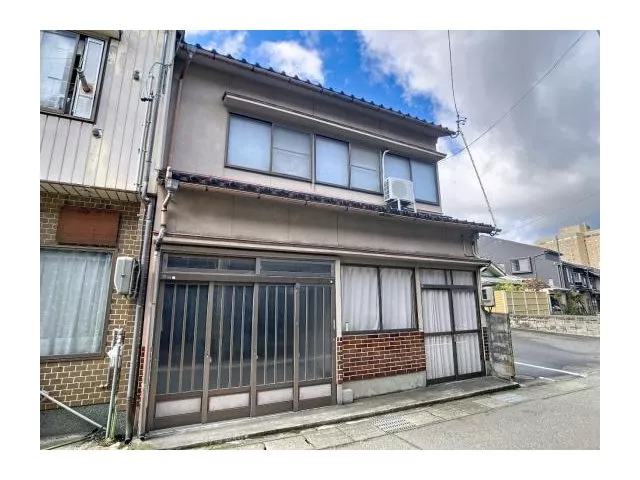 A charming used single-family home standing in the picturesque Kanazawa "Zaimokucho."