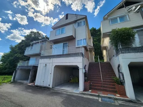 High roof parking available! City gas available!!