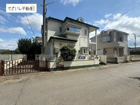 / House with a concentrated design for water areas and easy workflow for housework / Supermarkets, convenience stores, and pharmacies within a 10-minute walk