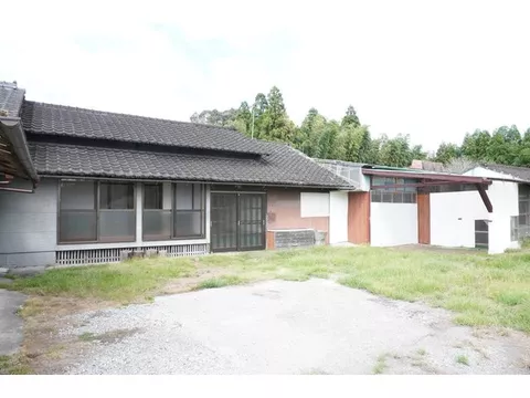 A detached house suitable for those wishing to relocate, enjoy a slow life, or utilize farmland, with an inner garage