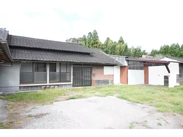 A detached house suitable for those wishing to relocate, enjoy a slow life, or utilize farmland, with an inner garage