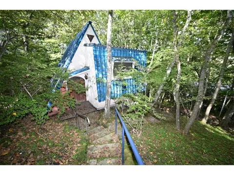 Northeast facing, well-managed, convenient access, quiet, rich in nature, no parking, 2 air conditioners available