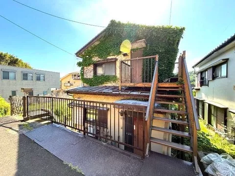 ◆Japanese-style room ◆Flooring ◆Two train stations accessible ◆Window in the kitchen ◆Entrance porch