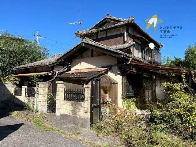 Approximately 1 km to Matsumoto Castle, a convenient location for living. Close to Kaichi Elementary School, a safe environment for raising children.