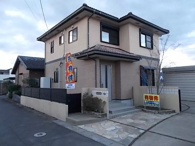 There are many large retail stores nearby, and it is right next to Mimata West Elementary School. The back is a Trial store.