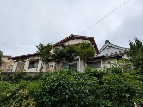 Approximately 14 minutes on foot from Ikoma Station on the Kintetsu Nara Line and Keihanna Line, excellent location, land area approximately 105 tsubo