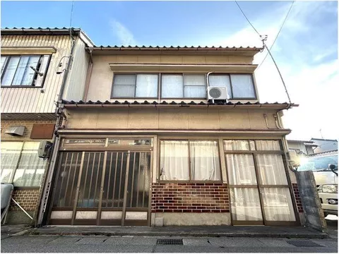 Within walking distance to Kenrokuen, Higashi Chaya District, and Omicho Market! A charming used single-family home.