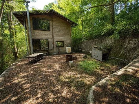 A log house in Yunosima, Aoi Ward, enveloped by nature, deepening in flavor over time