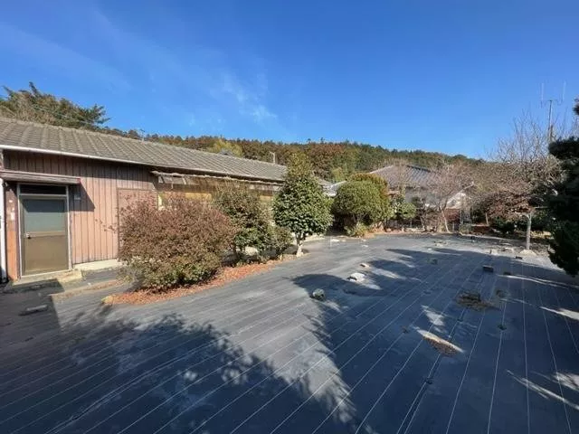 There is an additional building on the premises.