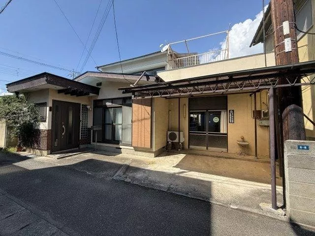 A location within walking distance of Minami-Kofu Station with a good surrounding environment. A spacious area of 24.8 tatami mats and a retro atmosphere.