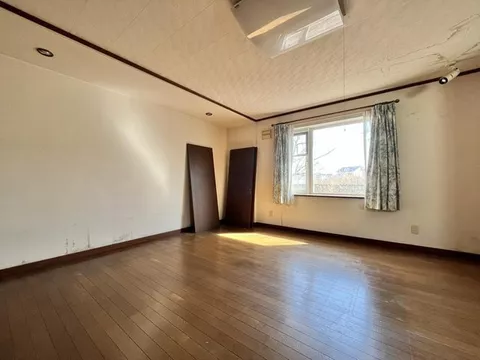 Southeast facing, good sunlight and view. How about making your home with your preferred renovation?