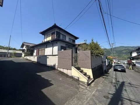 15 minutes on foot from JR Kyūdai Main Line "Chikugo-Kusanō"