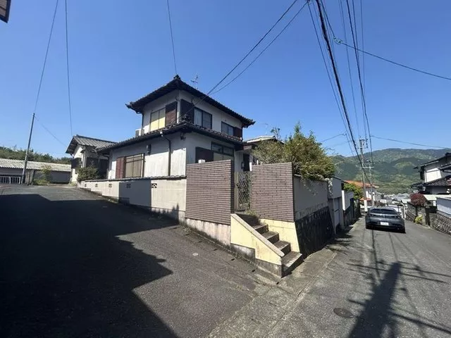 15 minutes on foot from JR Kyūdai Main Line "Chikugo-Kusanō"