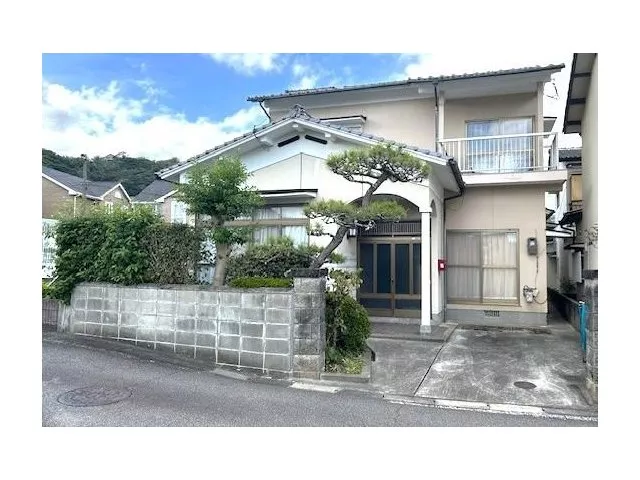 Good sunlight exposure as it faces the south road. 200m to Jōnin Elementary School, second parking space secured