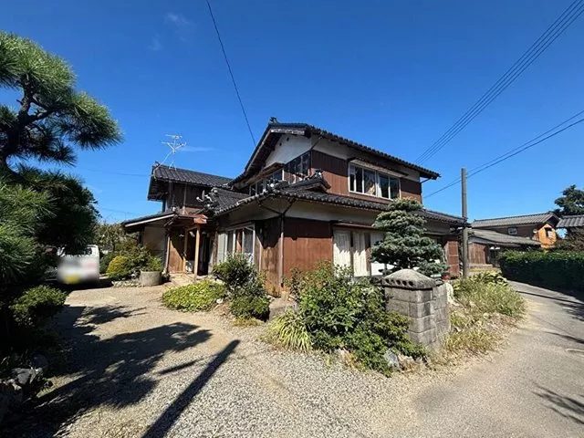 Land of 193 tsubo and a wealth of rooms with 11DK! Great for DIY or old house renovation! 17 minutes on foot from the station