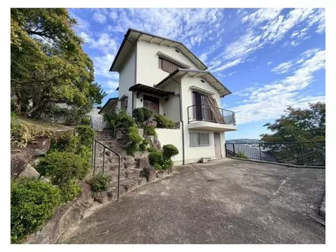 Panoramic view of Ikoma city × spacious garden with natural grass × 5SLDK with basement