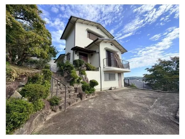 Panoramic view of Ikoma city × spacious garden with natural grass × 5SLDK with basement