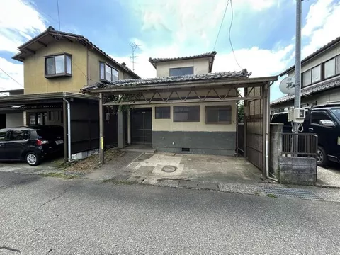 Open house scheduled / Interior and exterior renovation planned / Water fixtures replacement / Parking for 2 cars available / Front road width 6.1 meters