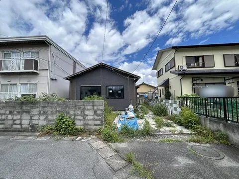 A single-story 1LDK under renovation, a spacious home with a 16.5 tatami mat LDK