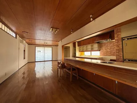 Reinforced concrete 3-story building ♪ Parking for 4 cars available! Spacious 25-tatami LDK! About a 5-minute walk to the station ♪