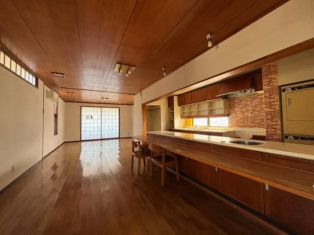 Reinforced concrete 3-story building ♪ Parking for 4 cars available! Spacious 25-tatami LDK! About a 5-minute walk to the station ♪