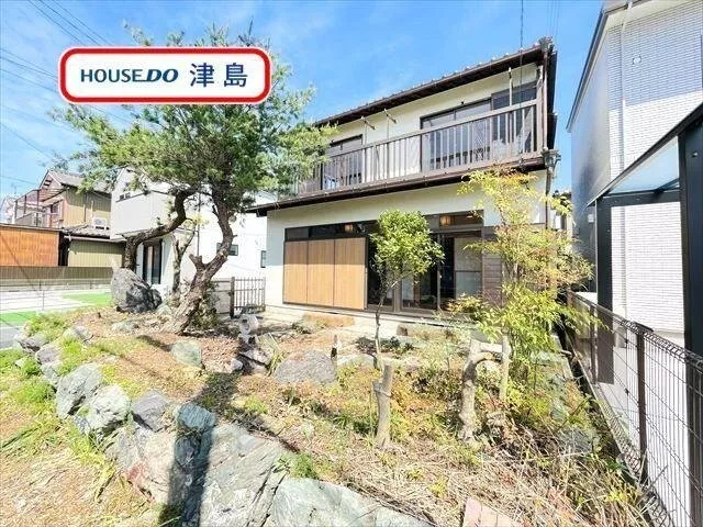 [Spacious 8LDK♪] A convenient living environment within a 5-minute walk to supermarkets and convenience stores.