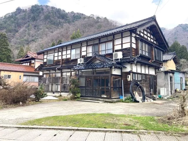 Near Yoshino Craft Village, many rooms (9DK), located in a rich natural environment in the Hakusan foothills area.