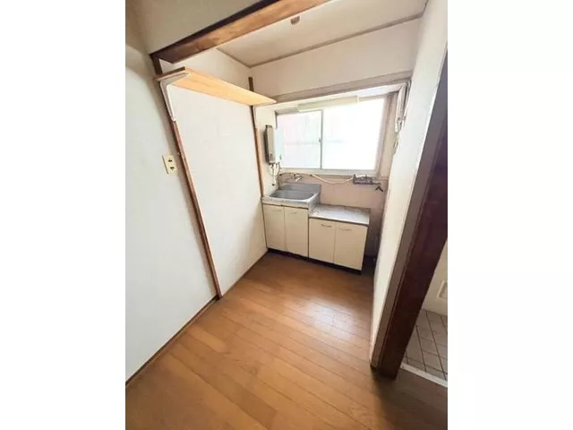 Used terrace house near the beautifully colored leaves of the old Kagawa New Hall