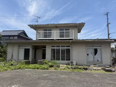 28 minutes on foot from JR Kyudai Main Line "Chikugo-Oishi" Station
