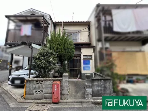 9 minutes on foot from Takeda Station on the subway, in a prime south-facing location! A quiet detached house. Convenient for daily life!