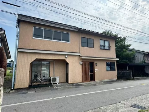 A second-hand house located in a highly convenient area with a concentration of stations and commercial facilities in Namerikawa City.