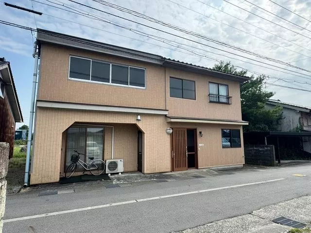 A second-hand house located in a highly convenient area with a concentration of stations and commercial facilities in Namerikawa City.