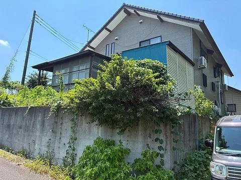About an 8-minute walk from "Zen" Station, south-facing, good sunlight, log house-style interior