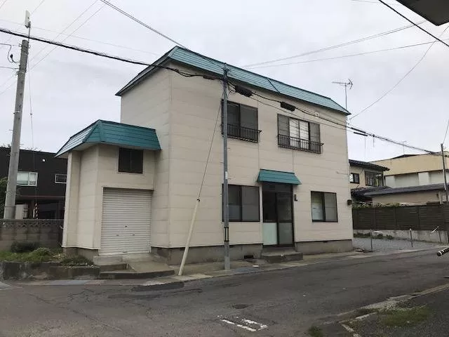 Southwest corner lot, all rooms facing south, good sunlight!! Parking space for 2 cars available!