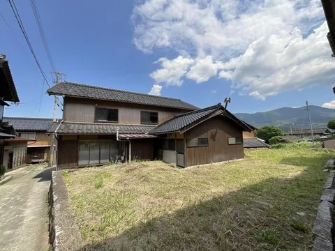 A charming old house with remaining beams and pillars, full of atmosphere. - Image 3