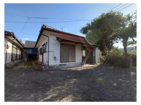 Two residential buildings and an auxiliary building are available. You can live as two households while ensuring privacy.