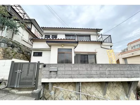A renovated property with a garage that can accommodate 2 cars, perfect for your important vehicle!