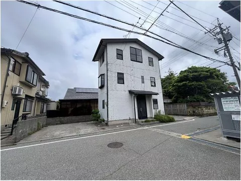 Conveniently located right next to Oikawabata Station, this compact yet surprisingly spacious 3-story 4DK.