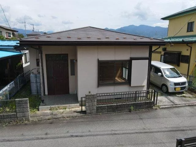 A quiet living environment overlooking rural scenery. A home with ample storage that is easy to live in.