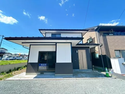 [Open House] [Interior and exterior renovated] Can park 2 regular cars.
