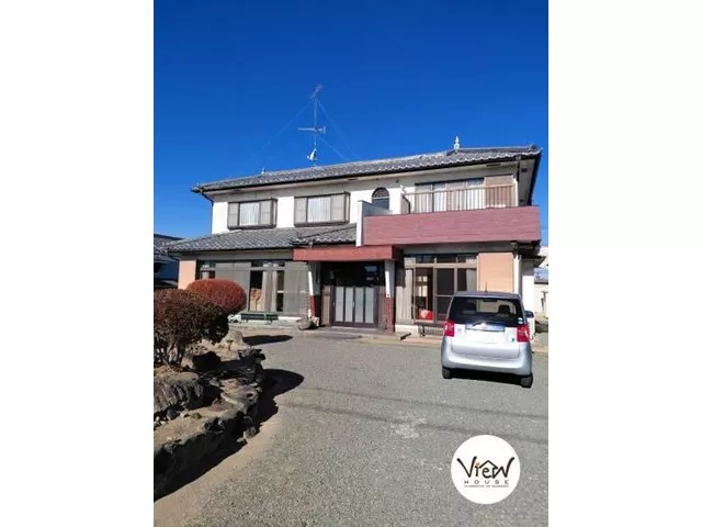 Approximately 297 tsubo of land area / ■ About 570 meters to the elementary school