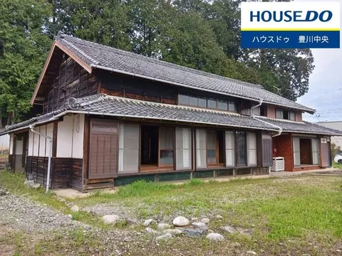 A charming wooden old folk house! Over 300 tsubo of land, parking for 15 cars, close to Route 151