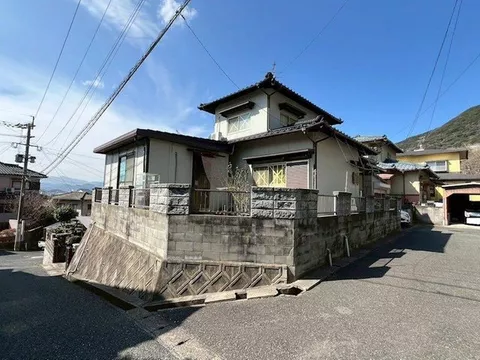Corner lot♪ Good sunlight. Located in a quiet residential area.