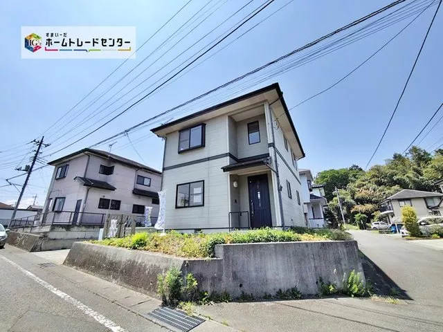 Renovation scheduled to be completed in May 2026. Bright home on a corner lot! 3-minute walk to Lawson!