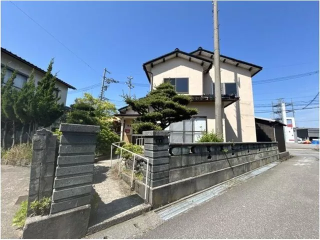 Located 2 minutes by car from Aeon Mall Kahoku. The openness and sunlight unique to a corner lot!
