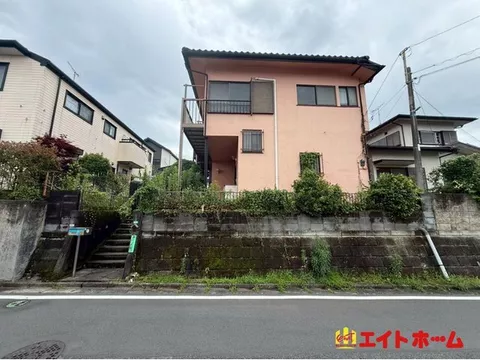 A detached house designed for two families! It's an affordable price, so how about considering it for renovation?