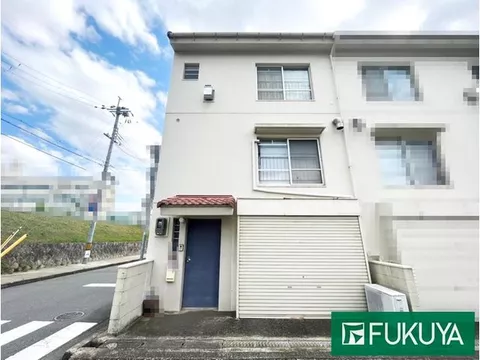 ■3-minute walk to the bus stop! A used terrace with 6 units! 2-story building with a basement! One garage space available!