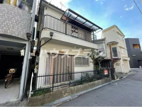 This is a 2-story house with 5DK. Convenient living environment close to amenities. Also great as an investment property.