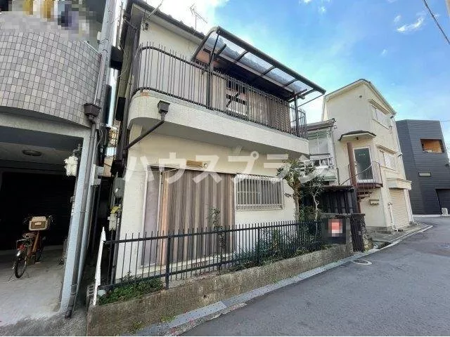 This is a 2-story house with 5DK. Convenient living environment close to amenities. Also great as an investment property.