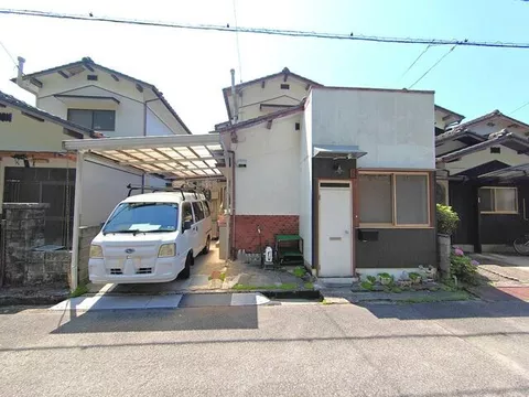 *As-is condition. Equipment operation has not been confirmed. *The entire site is within the planned urban road area. The project decision is undecided, but the plan has been determined. For details, please refer to "Matsusaka City Public GIS." *No sewer piping in front. *The building is unregistered, so the area and age are approximate.